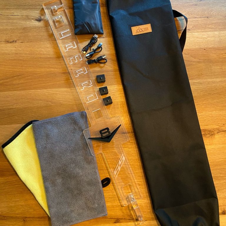 Hoodprops Lieferung Set mit einer schwarzen Aufbewahrungstasche, Beutel für deine LED's, Reinigungstuch und Akku LED's mit Ladekabel.