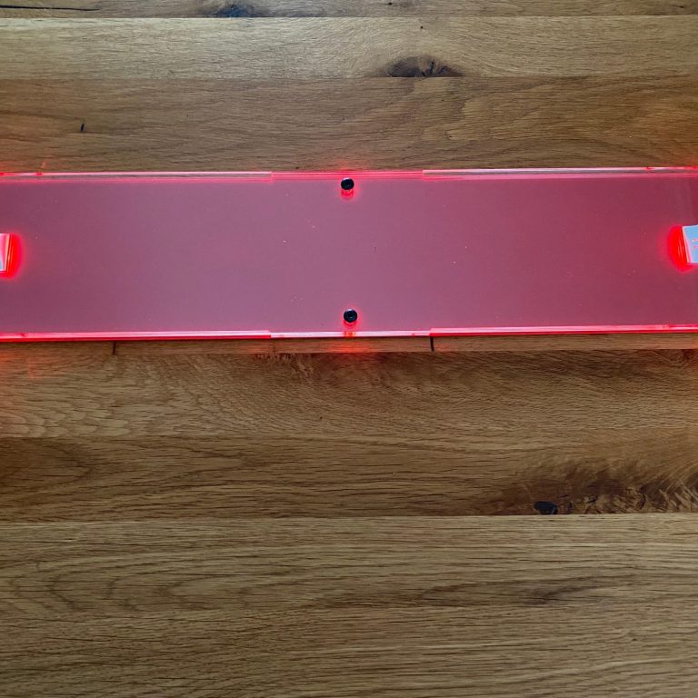 Sozial media plate mit roter Rückseite Sozial media plate mit roter Rückseite