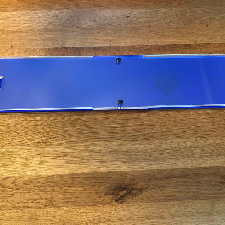 Sozial media plate mit blauer Rückseite Sozial media plate mit blauer Rückseite
