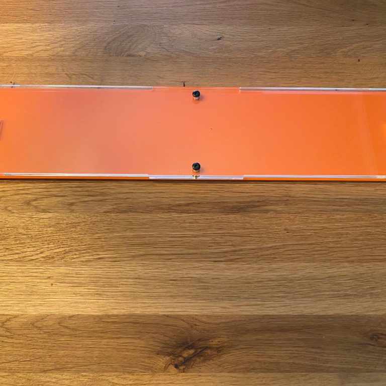 Sozial media plate mit orangener Rückseite Sozial media plate mit orangener Rückseite